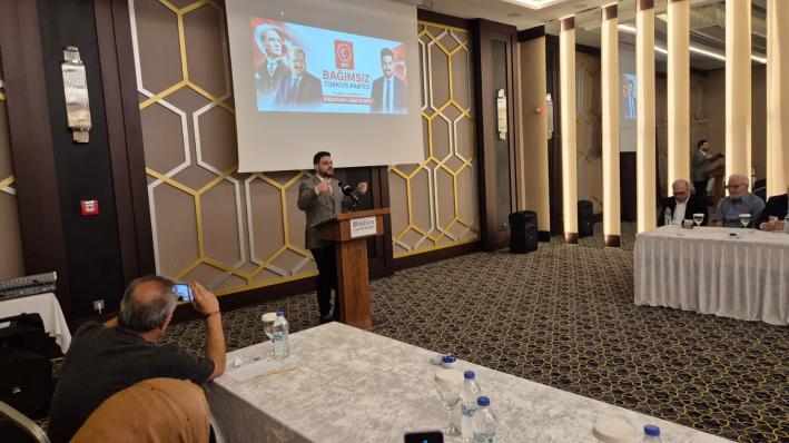 En hassas noktası inancı olan insanlarımız bilsinler ellerinden cumhuriyet kavramı gittiğinde ne dinleri kalır ne bir şey....
