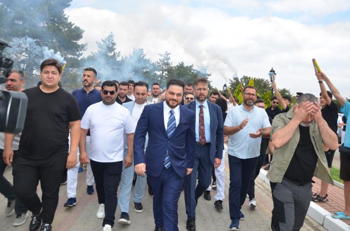 Biz Türk Gençliğine inanıyoruz,